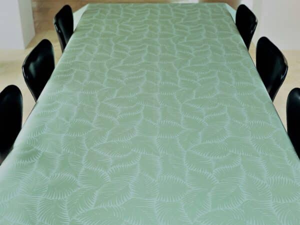 Akryl-/tekstildug med indfarvet bladmønster i olivengrøn, med antiskrid, 140 cm fra tekstilogvoksdug