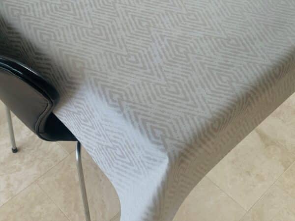 Akryl-/tekstildug med indfarvet firkantet mønster i lysegrå, med antiskrid, 140 cm fra tekstilogvoksdug