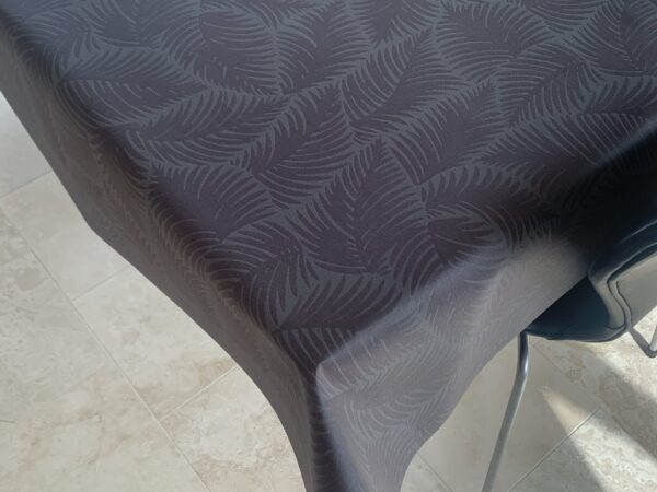 Akryl-/tekstildug med indfarvet bladmønster i mørkegrå, med antiskrid, 140 cm fra tekstilogvoksdug