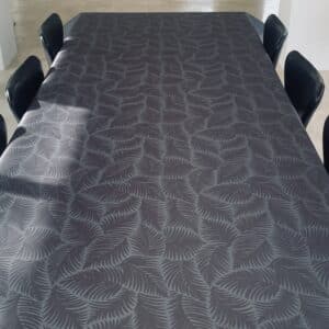 Akryl-/tekstildug med indfarvet bladmønster i mørkegrå, med antiskrid, 140 cm fra tekstilogvoksdug