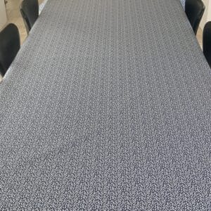 Akryl-/tekstildug med bladmønster i marineblå og hvid, med antiskrid, 140 cm fra textilogvoksdug