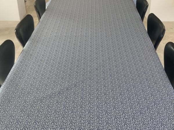 Akryl-/tekstildug med bladmønster i marineblå og hvid, med antiskrid, 140 cm fra textilogvoksdug