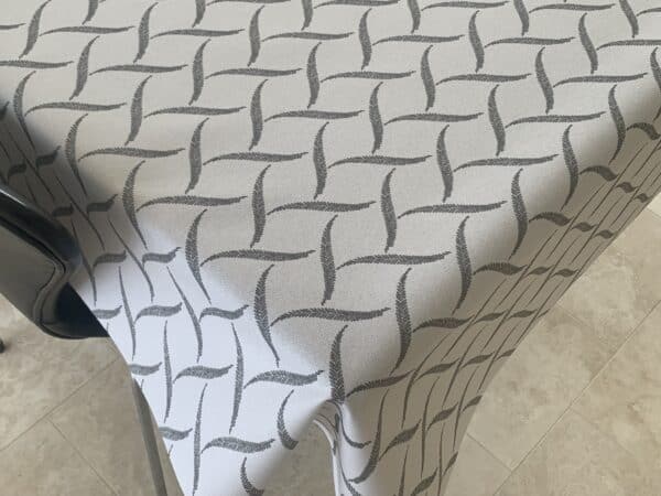 Akryl-/tekstildug med indfarvet firkantet bladmønster i hvid/grå, med antiskrid, 140 cm fra tekstilogvoksdug