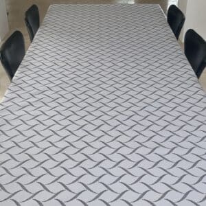 Akryl-/tekstildug med indfarvet firkantet bladmønster i hvid/grå, med antiskrid, 140 cm fra tekstilogvoksdug
