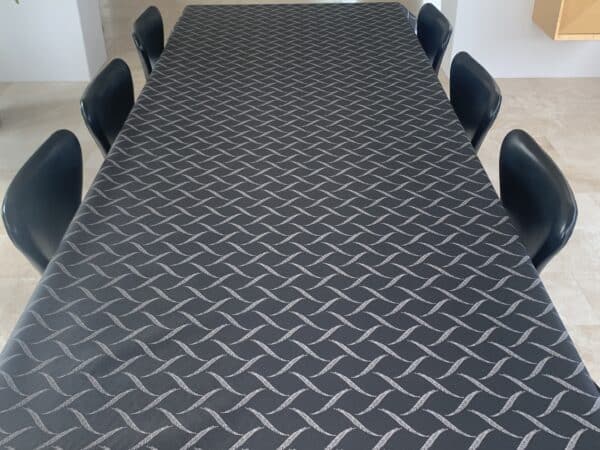 Akryl-/tekstildug med indfarvet firkantet bladmønster i sort/grå, med antiskrid, 140 cm fra tekstilogvoksdug
