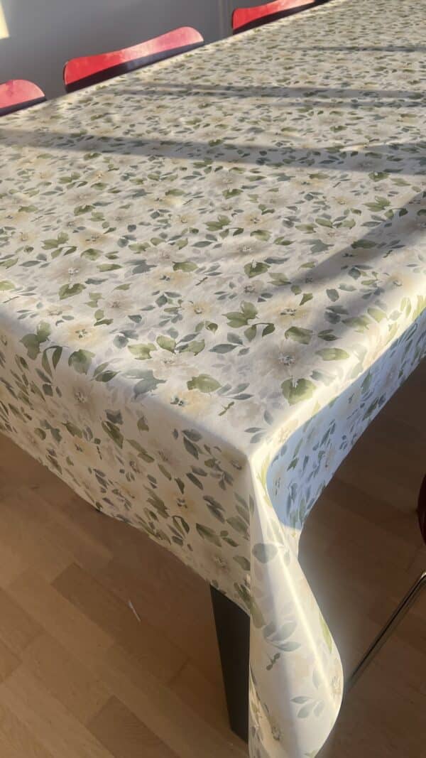 Voksdug hvid med beige akvarel blomster, 140 cm fra textilogvoksdug.dk