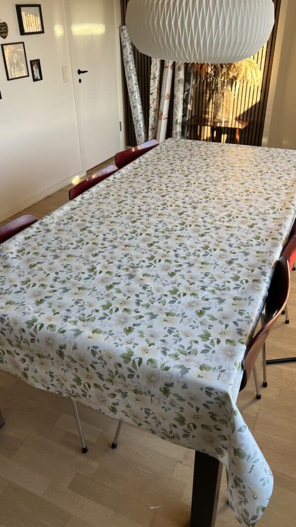 Voksdug hvid med beige akvarel blomster, 140 cm fra textilogvoksdug.dk