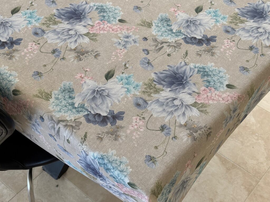 tekstildug lys grå med blomster VT0051