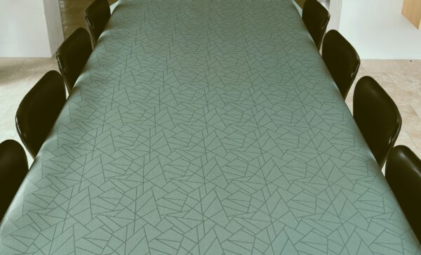 Jacquardvævet textildug, Olivengrøn med indfarvet mønster og antiskrid, 140 cm fra textilogvoksdug.dk