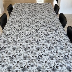 Voksdug hvid med grå akvarel blomster, 140 cm fra textilogvoksdug.dk