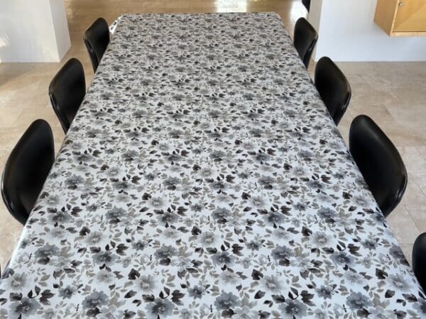 Voksdug hvid med grå akvarel blomster, 140 cm fra textilogvoksdug.dk