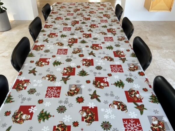 Julevoksdug, Grå med julemand i kælk, Juletræ, snefnug og julestjerne, 140 cm fra textilogvoksdug.dk