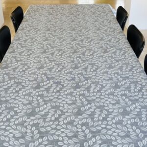 Voksdug Små grå hessiantern med hvide bladgrene, 140 cm fra textilogvoksdug.dk