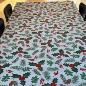 Julevoksdug i hvid med kristjørn og grangrene 140 cm fra textilogvoksdug.dk