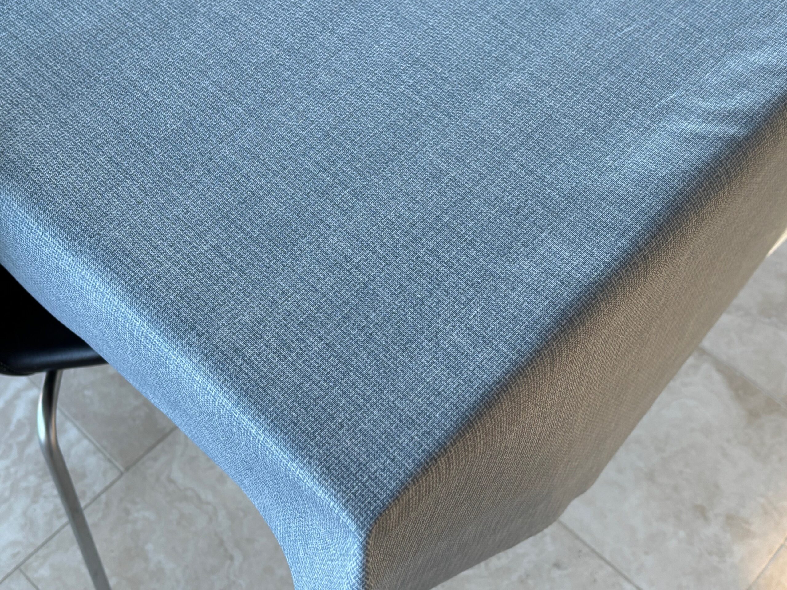 Akryl-/tekstildug, Blå Mønster, med antiskrid, 140 cm fra textilogvoksdug.dk