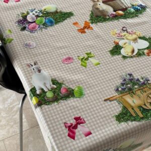 Påskevoksdug beige med påskehare og kyllinger 140 cm fra textilogvoksdug.dk