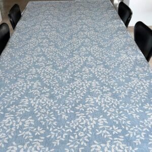 Voksdug Blå jeanslook med hvid bladranke, 140 cm fra textilogvoksdug.dk