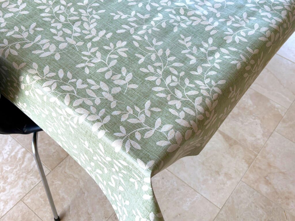 Voksdug Grøn jeanslook med hvid bladranke, 140 cm fra textilogvoksdug.dk