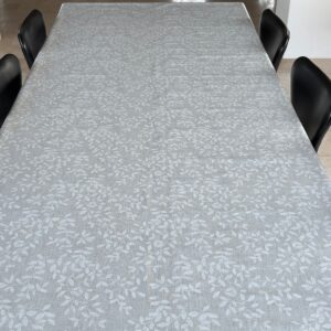 Voksdug Grå jeanslook med hvid bladranke, 140 cm fra textilogvoksdug.dk