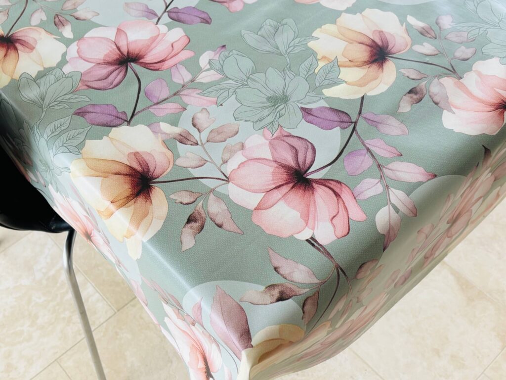 Grøn voksdug med magnolia blomster, 140 cm fra textilogvoksdug.dk