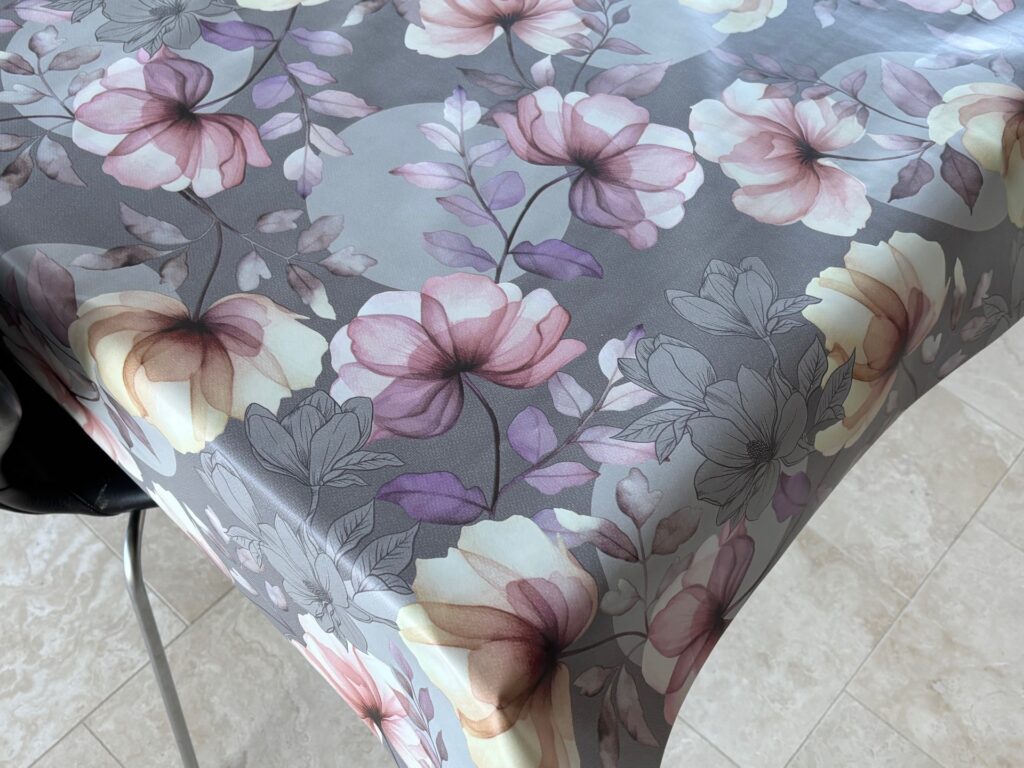 Voksdug Grå med magnolia blomster, 140 cm fra textilogvoksdug.dk