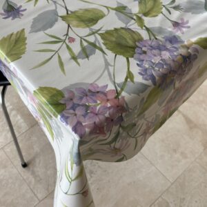 Voksdug Hvid med lilla hortensiaer, 140 cm fra textilogvoksdug.dk