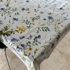 Voksdug Markens blomster i gule og blå farver, 140 cm fra textilogvoksdug.dk