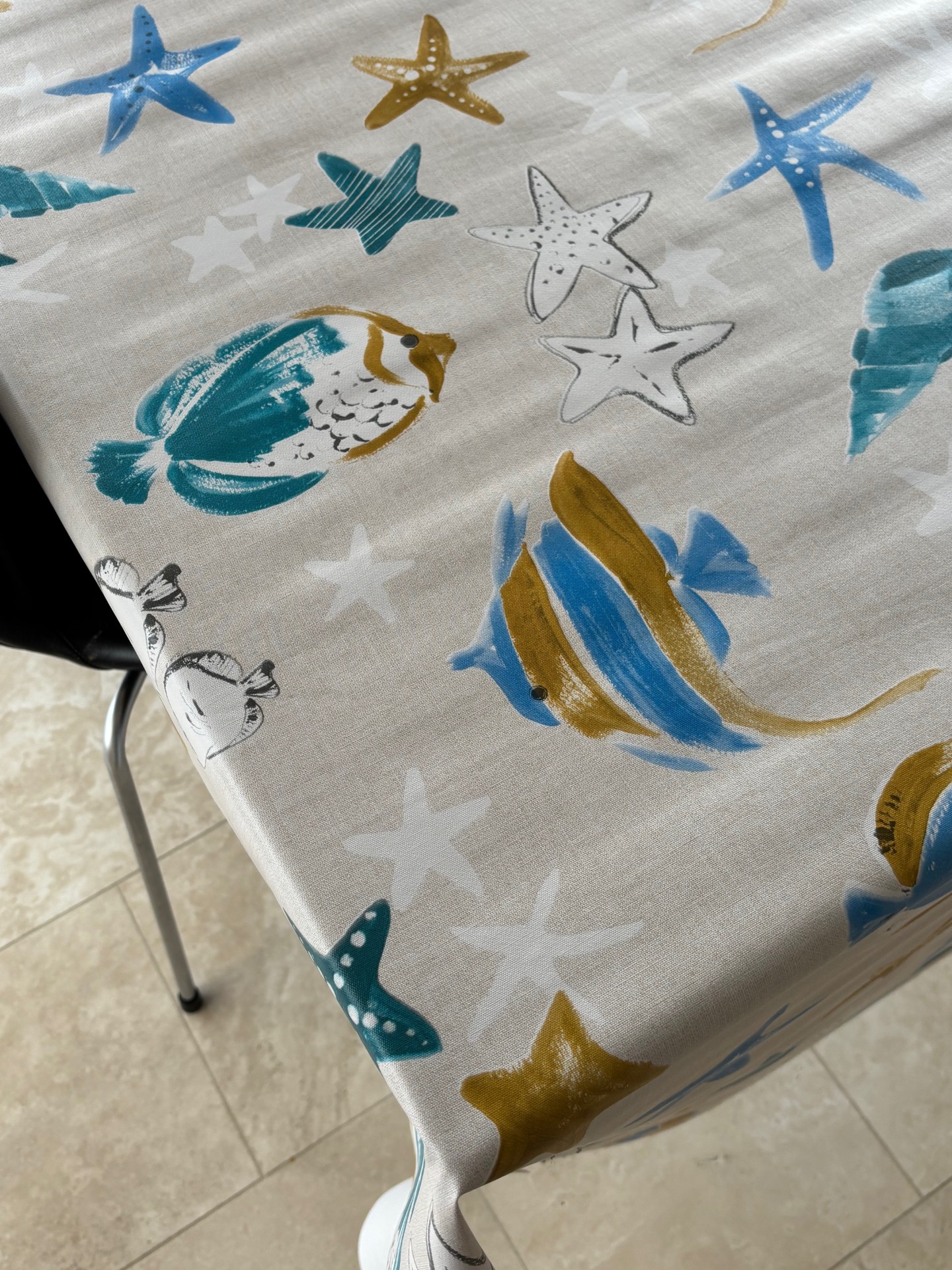 Voksdug med søstjerner og fisk, 140 cm fra textilogvoksdug.dk