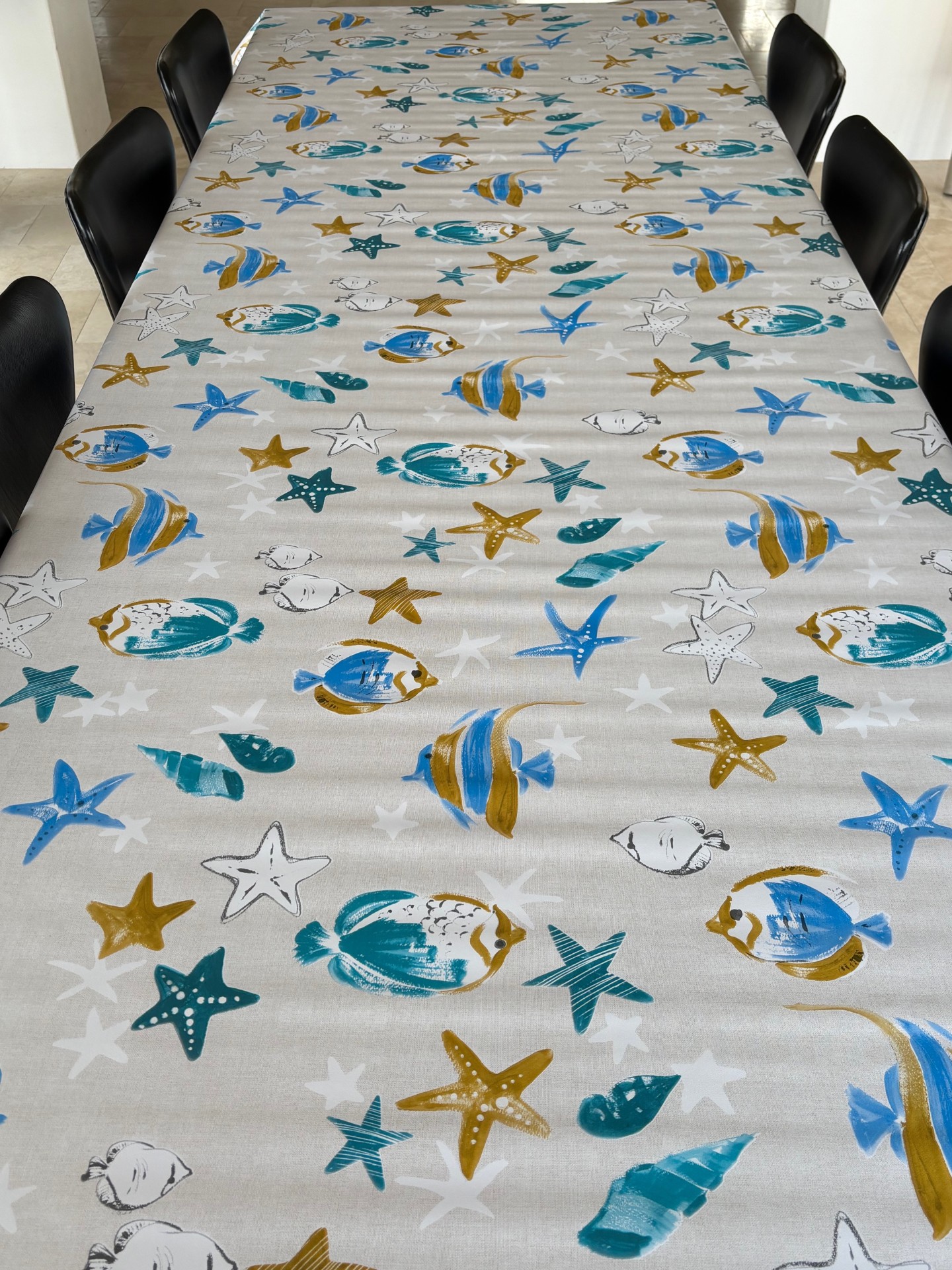 Voksdug med søstjerner og fisk, 140 cm fra textilogvoksdug.dk