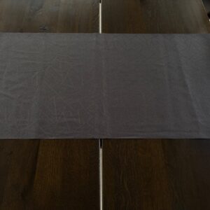 Jacquardvævet bordløber i textil, koksgrå med indfarvet mønster og antiskrid, 140 cm x 50 cm fra textilogvoksdug.dk