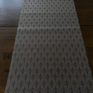 Damask bordløber i tekstil, sort stjerne med antiskrid 140 cm x 50 cm fra textilogvoksdug.dk