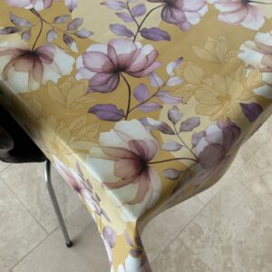 Gul voksdug med magnolia blomster, 140 cm fra textilogvoksdug.dk