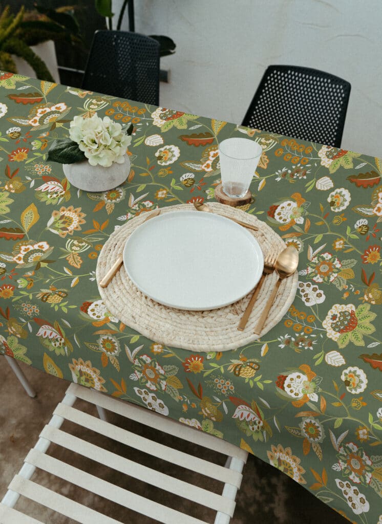 Tekstildug Grøn med Farverige Blomsterranker 140 cm fra textilogvoksdug.dk