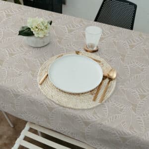 Tekstildug Beige med Bladmønster 140 cm fra textilogvoksdug.dk